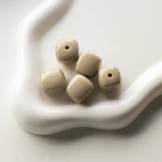 Perle cubiche irregolari 16x17 mm - seconda scelta - Acrilico opaco - Grège x10