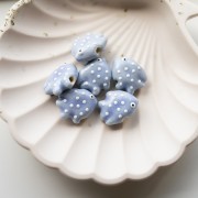 20x16 mm Perlina pesce in ceramica - Blu ghiaccio - Bianco x1