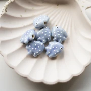 20x16 mm Perlina pesce in ceramica - Blu ghiaccio - Bianco x1