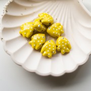 20x16 mm Perlina pesce in ceramica, a pois - Giallo - Bianco x1
