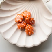 20x16 mm Perla di pesce in ceramica a pois - Arancione - Bianco x1