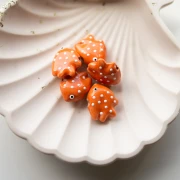 20x16 mm Perla di pesce in ceramica a pois - Arancione - Bianco x1