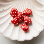 20x16 mm Perla di pesce in ceramica a pois - Rosso - Bianco x1