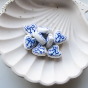 Perlina cuore in ceramica 15x14,5 mm - motivo a fiocco - Bianco - Blu x1
