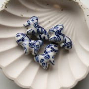 Cavallo in ceramica 22x28 mm - Bianco - Blu x1