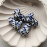 Cavallo in ceramica 22x28 mm - Bianco - Blu x1