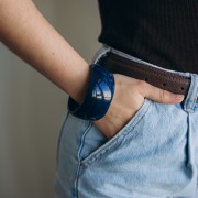 Bracciale a fascia irregolare in acrilico opaco di 62 mm di spessore - Night Blue Marble x1