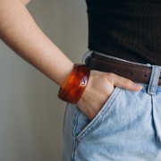 Bracciale di perline irregolari in acrilico opaco di 62 mm di spessore - Ambra marmorizzata x1