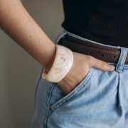 Bracciale a giunchi irregolari spessi in acrilico opaco 62 mm - Beige marmorizzato - Marrone