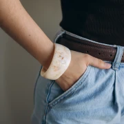Bracciale a giunchi irregolari spessi in acrilico opaco 62 mm - Beige marmorizzato - Marrone
