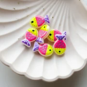 Perle di vetro a forma di pesce 20x13 mm - Motivo a pois - Giallo fluorescente - Rosa fluorescente - Viola x1