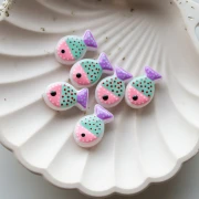 Perle di vetro a forma di pesce 20x13 mm - Motivo a pois - Rosa - Verde menta - Viola x1