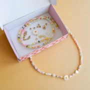 I miei gioielli fai da te - Kit di collane con perline heishi e fiori di madreperla