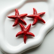Ciondolo a forma di stella marina, 49x45 mm, acrilico - Rosso - Nero marmorizzato x1