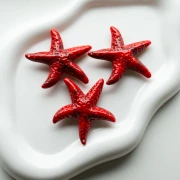 Ciondolo a forma di stella marina, 49x45 mm, acrilico - Rosso - Nero marmorizzato x1