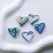 Pendente a forma di cuore 21x23 mm in ceramica - Effetto marmorizzato blu - Bianco x1