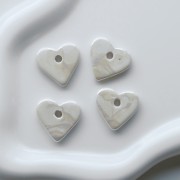 Pendente a forma di cuore 21x23 mm in ceramica - Effetto marmorizzato avorio x1
