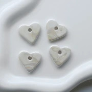 Pendente a forma di cuore 21x23 mm in ceramica - Effetto marmorizzato avorio x1