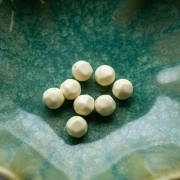 Perla rotonda irregolare sfaccettata da 8 mm in resina opaca - Ecru x8