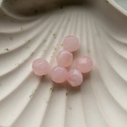 Perla rotonda irregolare sfaccettata da 10 mm in resina traslucida rosa chiaro marmorizzato x6