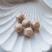 Perline tonde irregolari sfaccettate da 14 mm in resina opaca - Beige x1