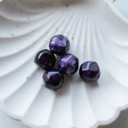 Perla rotonda irregolare sfaccettata da 14 mm in resina traslucida - Melanzana marmorizzata