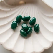 Perle irregolari in resina opaca 13,5x9 mm - Verde scuro con Brillantini x8