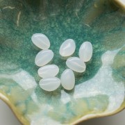 Perle irregolari 13,5x9 mm in resina trasparente - Opale bianco x8