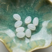 Perle irregolari 13,5x9 mm in resina trasparente - Opale bianco x8