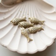 Ciondolo a forma di pesce in resina 27x9 mm - Oro avorio x1