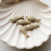 Ciondolo a forma di pesce in resina 27x9 mm - Oro avorio x1