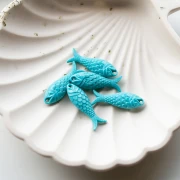 Ciondolo a forma di pesce in resina 27x9 mm - Turchese x1