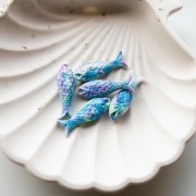 Ciondolo a forma di pesce 27x9 mm in resina - Blu marmorizzato - Mangenta - Verde fluorescente x1