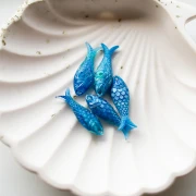 Ciondolo a forma di pesce 27x9 mm in resina - Multi-blu marmorizzato x1