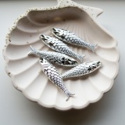 Ciondolo a forma di pesce 48x11,5 mm in resina - Argento x1