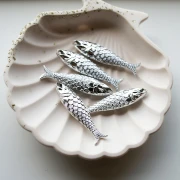 Ciondolo a forma di pesce 48x11,5 mm in resina - Argento x1