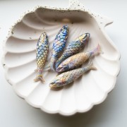 Ciondolo a forma di pesce 48x11,5 mm in resina - Multicolore marmorizzato - Oro x1