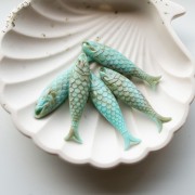 Ciondolo a forma di pesce 48x11,5 mm in resina - Turchese marmorizzato x1