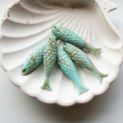 Ciondolo a forma di pesce 48x11,5 mm in resina - Turchese marmorizzato x1