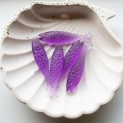 Ciondolo a forma di pesce 48x11,5 mm in resina - Viola traslucido x1