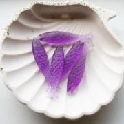 Ciondolo a forma di pesce 48x11,5 mm in resina - Viola traslucido x1