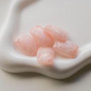 Perla rettangolare striata 25x17 mm in resina - Rosa pallido con Brillantini x1