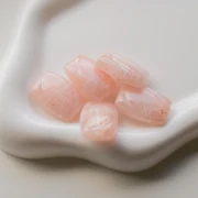 Perla rettangolare striata 25x17 mm in resina - Rosa pallido con Brillantini x1