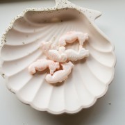 Perlina cavalluccio marino in resina 29x15 mm - Rosa beige marmorizzato x1