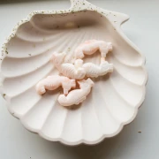 Perlina cavalluccio marino in resina 29x15 mm - Rosa beige marmorizzato x1