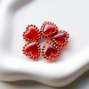 Perla a cuore da 17,5 mm con mini sfere in resina trasparente - Rosso - Dorato x1