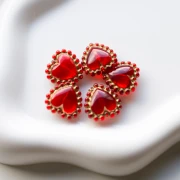 Perla a cuore da 17,5 mm con mini sfere in resina trasparente - Rosso - Dorato x1
