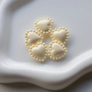 Perla a cuore da 17,5 mm con mini sfere di resina opaca - Avorio x1
