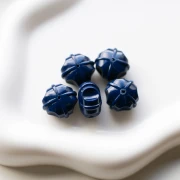 Perle rotonde lavorate 18 mm in resina opaca - Blu scuro x1