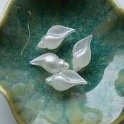 Perla a forma di conchiglia 27x15 mm in resina opaca - Bianco perlato x1